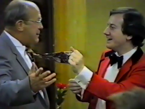 Christmas party magician - tie trick