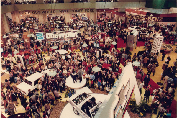 auto-show-large-crowd