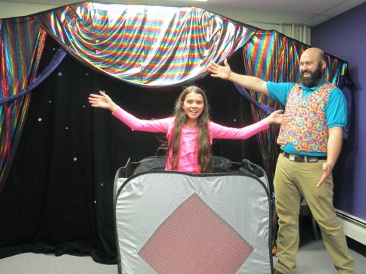 St. Louis comedy family meeting corporate stage and closeup magician Jeff Lefton performing for smiling kids