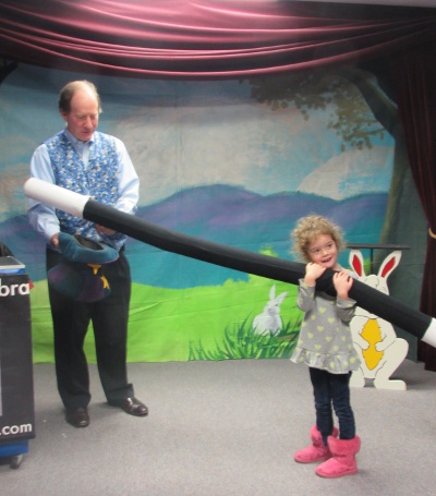 St. Louis comedy family meeting corporate stage and closeup magician Jeff Lefton performing for smiling kids