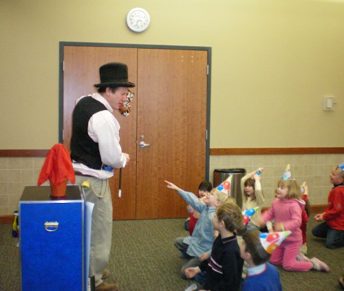 St. Louis comedy family meeting corporate stage and closeup magician Jeff Lefton performing for smiling kids